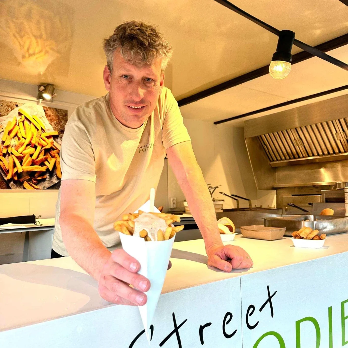 onze frietwagen Onze mobiele frietkar is inzetbaar op elke locatie — van tuinfeest tot bedrijfsfeest.